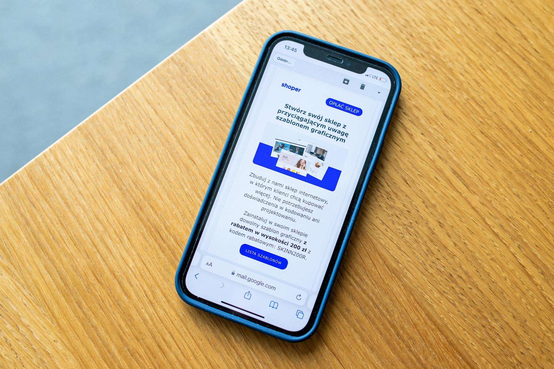 Tablica informacyjna w Ciechocinku, symbolizująca e-rejestrację i prognozy suszy.